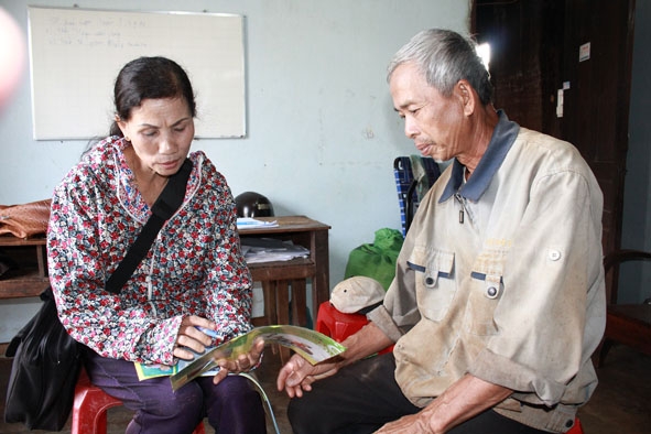 Bà Tiến (bên phải) tư vấn cách phòng bệnh sốt xuất huyết cho người dân (Ảnh: Quang Nhật)