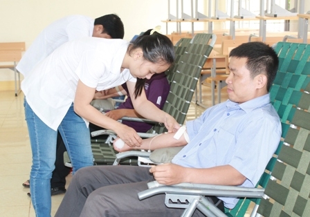 cán bộ và học sinh nhà trường tham gia hiến máu tại Ngày hội.