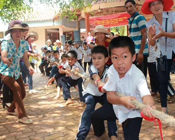       Trường Tiểu học Nguyễn Viết Xuân (TP. Buôn Ma Thuột) tổ chức vui chơi  dã ngoại tại  Công viên nước Đắk Lắk nhằm trang bị  kỹ năng sống cho học sinh.