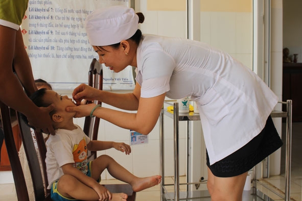 Cho trẻ uống vitamin A tại Trạm Y tế phường Tân Thành (TP. Buôn Ma Thuột). Ảnh: Quang Nhật