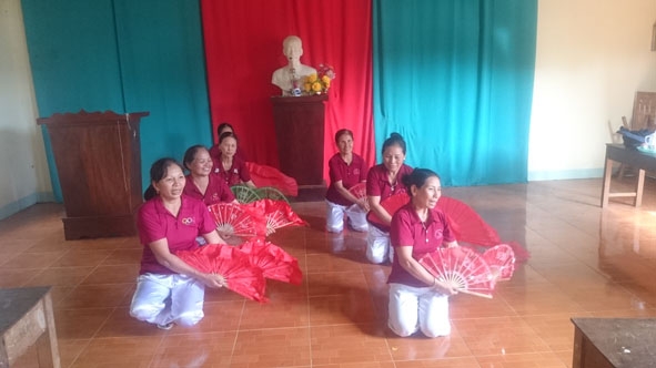 Một buổi sinh hoạt của CLB Văn nghệ người cao tuổi ở thôn 5, xã Hòa Phú.