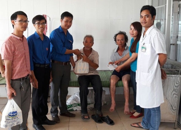       Đoàn viên thanh niên huyện  Ea Kar  tặng quà cho các  bệnh nhân nghèo  tại  Bệnh viện Đa khoa 333.
