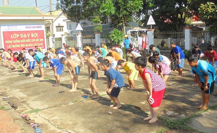 Các em thiếu nhi tham gia lớp học bơi