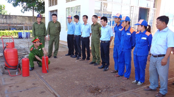 Hướng dẫn sử dụng bình chữa cháy cho nhân viên Công ty Xăng dầu Nam Tây Nguyên