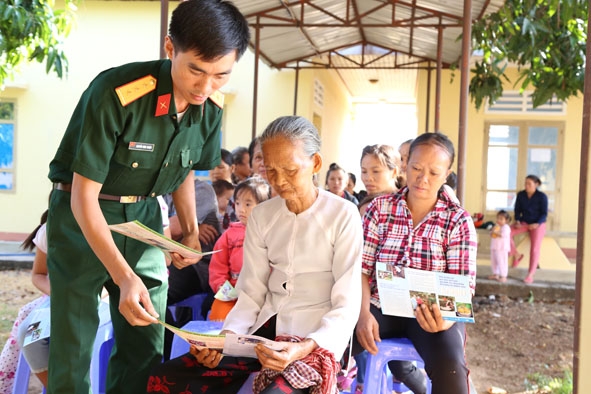 Nhân viên Bệnh xá Quân dân y Đoàn Kinh tế Quốc phòng 737 hướng dẫn người dân cách phòng bệnh.