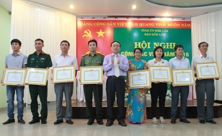 Các cộng tác viên xuất sắc nhận giấy khen của Báo Đắk Lắk