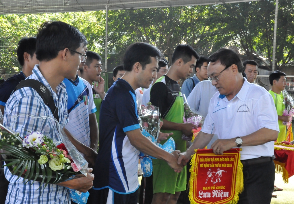 Tổng Biên tập Báo Đắk Lắk Nguyễn Văn Phú tặng hoa và cờ lưu niệm cho các đội tham dự giải