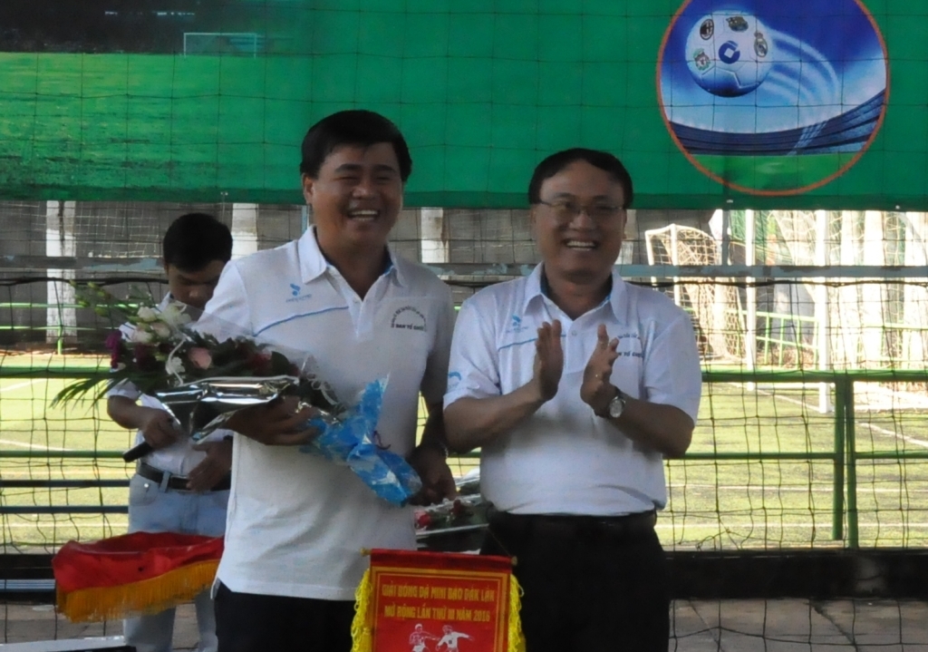 Tặng cờ lưu niệm cho đại diện Ngân hàng NN-PTNT Chi nhánh Đắk Lắk - đơn vị tài trợ chính của giải đấu