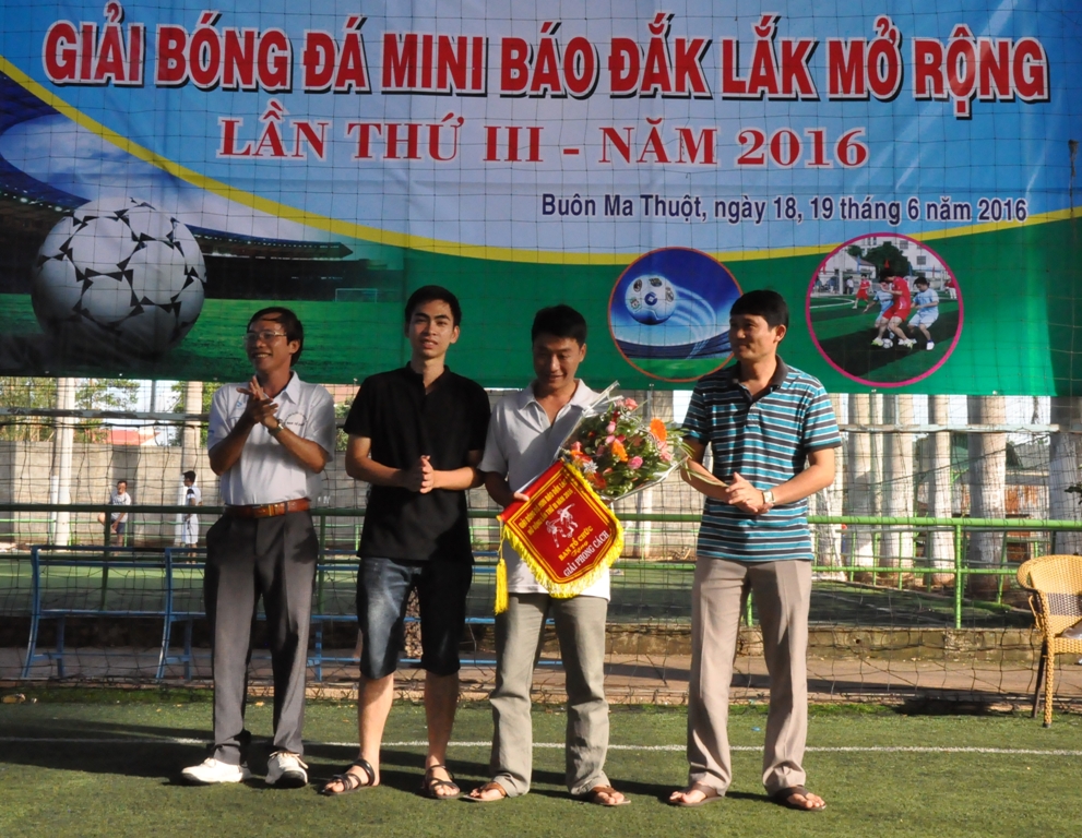 Phó Tổng Biên Tập Báo Đắk Lắk Đinh Xuân Toản trao giải Phong cách cho đội bóng Ban Tuyên giáo Tỉnh ủy