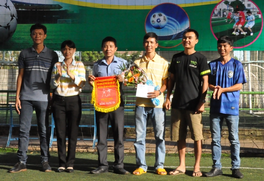 Đội bóng Báo Đắk Lắk nhận giải đồng hạng Ba