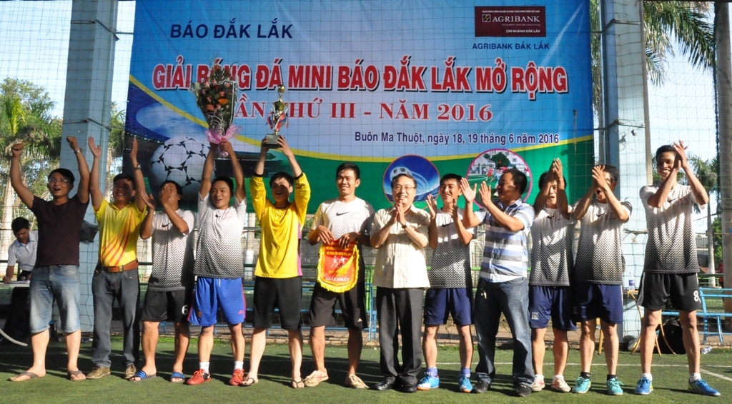 Tổng Biên tập Báo Đắk Lắk Nguyễn Văn Phú trao cúp vô địch cho đội bóng Liên quân báo chí tại Đắk Lắk 