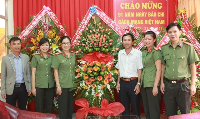 Công an tỉnh chúc mừng Báo Đắk Lắk nhân kỷ niệm 91 năm Ngày Báo chí Cách mạng Việt Nam