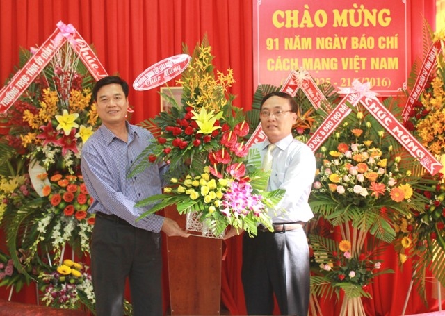 Trường Trung cấp Luật Buôn Ma Thuột tặng hoa chúc mừng. Ảnh: Nguyễn Xuân