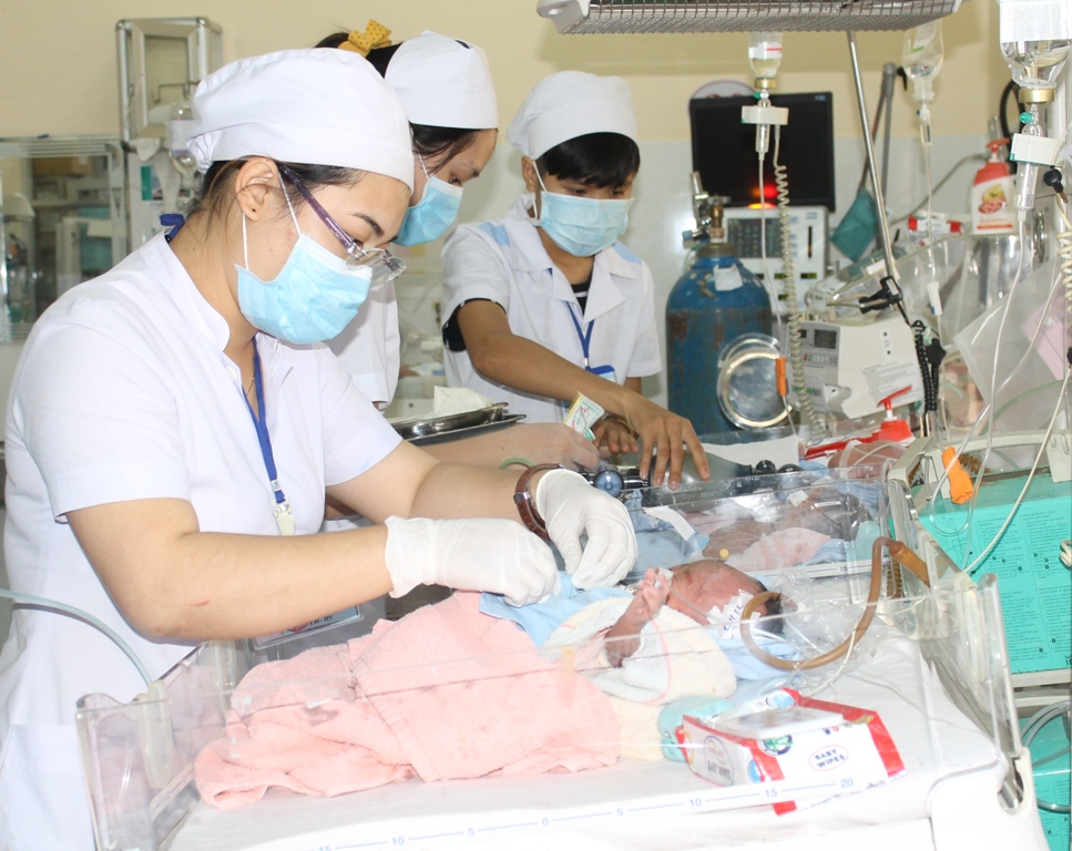 Điều trị, chăm sóc trẻ sơ sinh tại khoa Hồi sức cấp cứu nhi và nhi sơ sinh, Bệnh viện Đa khoa tỉnh.