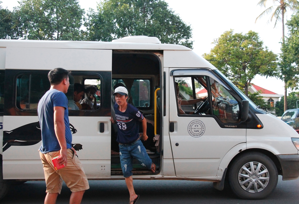 Tình trạng các ôtô đón, trả khách sai quy định vẫn thường xuyên diễn ra. Trong ảnh: Xe đón khách trên đường Nguyễn Tất Thành (TP. Buôn Ma Thuột).