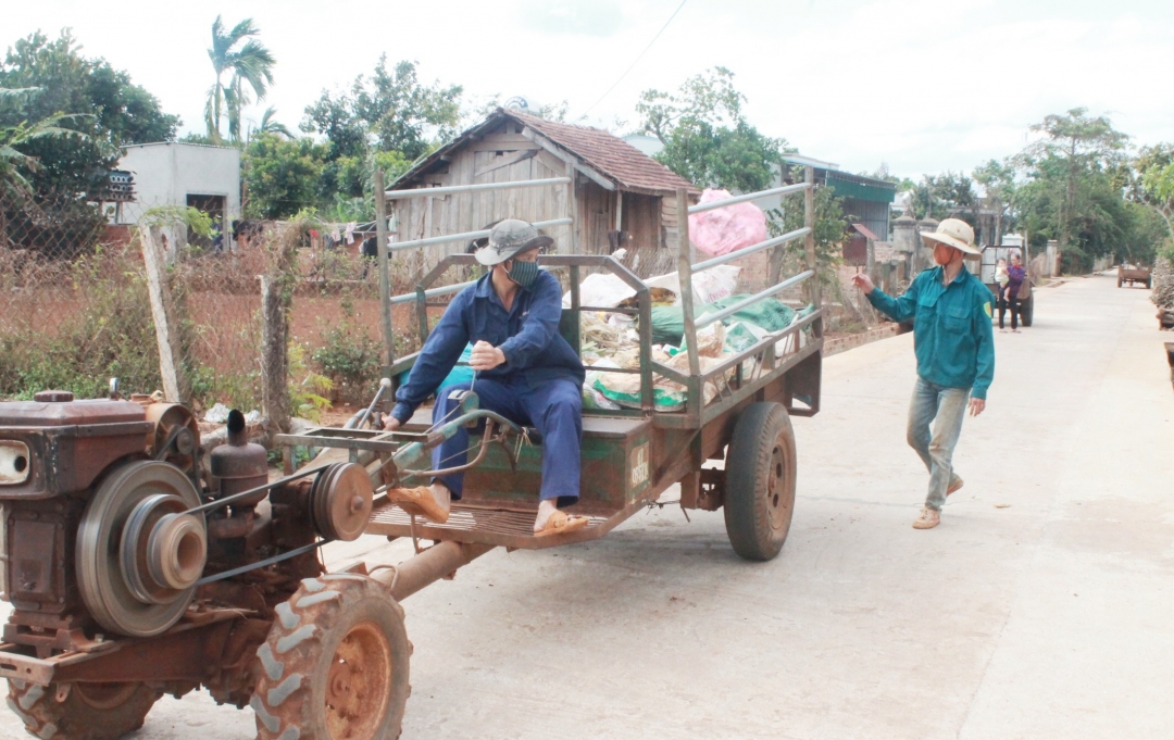 Dịch vụ thu gom rác thải sinh hoạt tại xã Ea Kpam (huyện Cư M’gar).