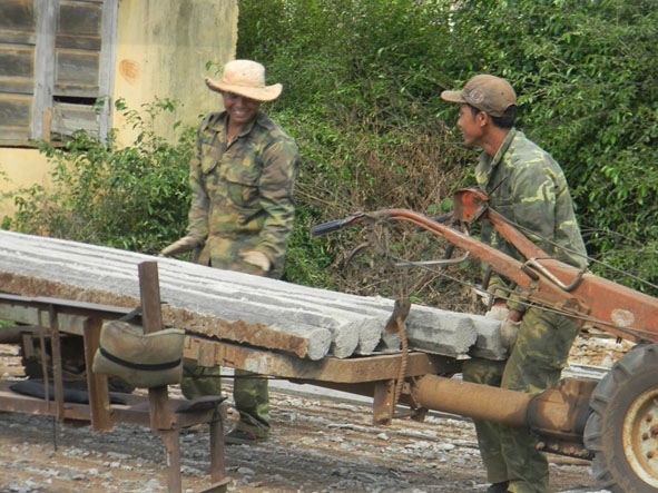 Trụ tiêu bằng bê tông được nhiều người ở các xã cánh Đông Bắc huyện Cư Kuin chọn lựa đầu tư dài lâu cho vườn tiêu của mình.