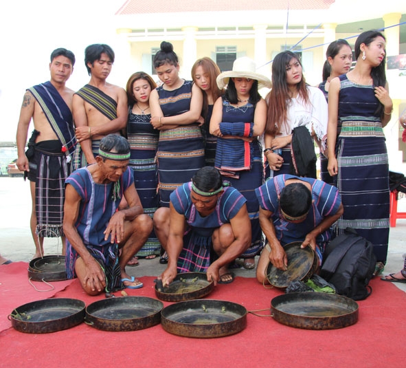 Thẩm âm, chỉnh chiêng, nghệ thuật diễn xướng là một phần của văn hóa Tây Nguyên.