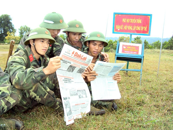 Chiến sĩ Trung đoàn Bộ binh 95 đọc Báo Đắk Lắk trong giờ giải lao ở thao trường.