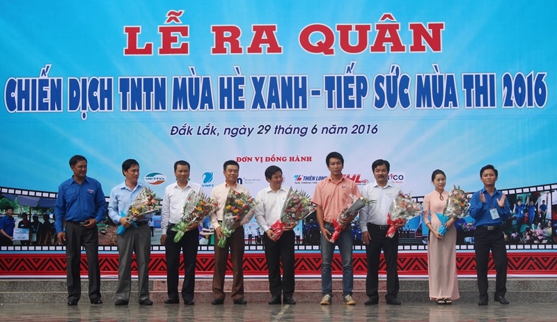 tặng hoa cho các đơn vị tài trợ