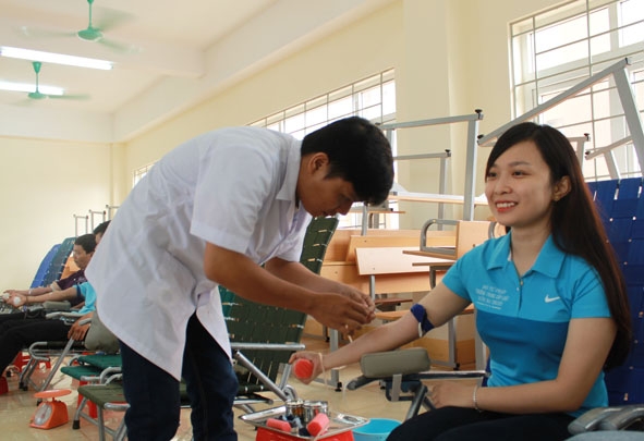 Sinh viên Hà Thị Thu Thủy, lớp K8A tham gia hiến máu tại ngày hội.
