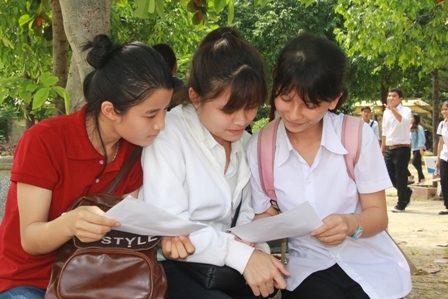 Thí sinh tại điểm thi THPT Lê Duẩn trao đổi kết quả bài làm môn Toán.