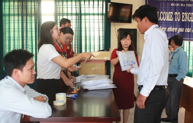 cán bộ coi thi nhận 