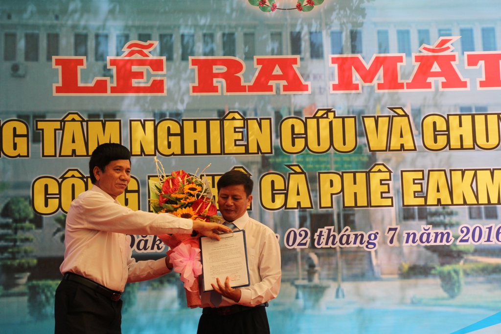 Đại diện Viện Khoa học nông nghiệp Việt Nam trao quyết định của Bộ NN-PTNT cho Giám đốc Trung tâm Nghiên cứu và chuyển giao công nghệ cà phê Eakmat Trần Vinh