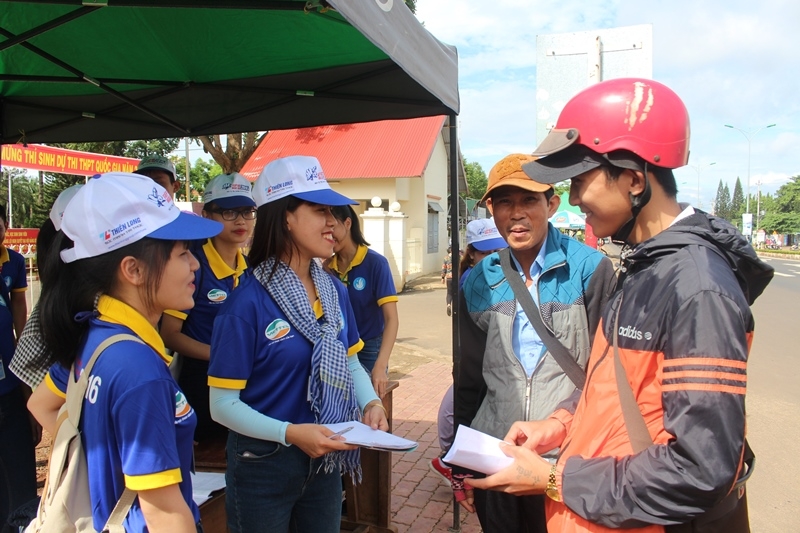Tại các điểm thi, sinh viên tình nguyện luôn túc trực để kịp thời tư vấn, cung cấp thông tin và hướng dẫn cho thí sinh, người thân của thí sinh…