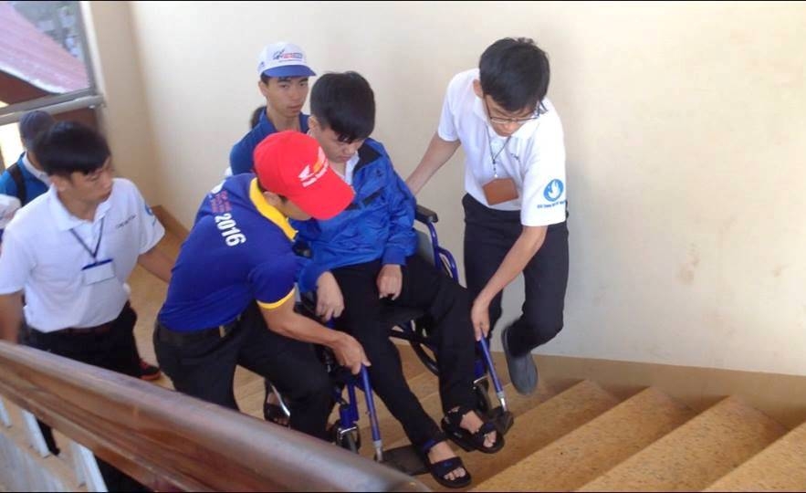 hỗ trợ thí sinh khuyết tật vào phòng thi
