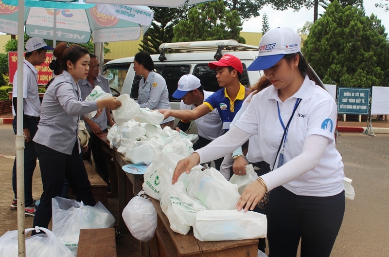 Tình nguyện viên cùng các phật tử Chùa Tứ sắc Khải Đoan chuẩn bị các phần cơm miễn phí...