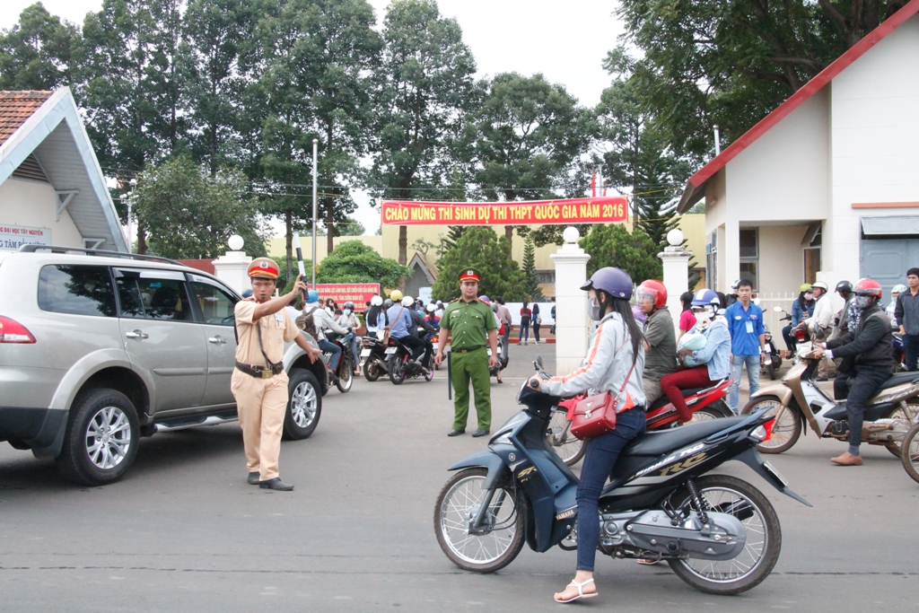 CSGT Công an tỉnh hướng dẫn, phân luồng giao thông tại cụm thi Trường Đại học Tây Nguyên.