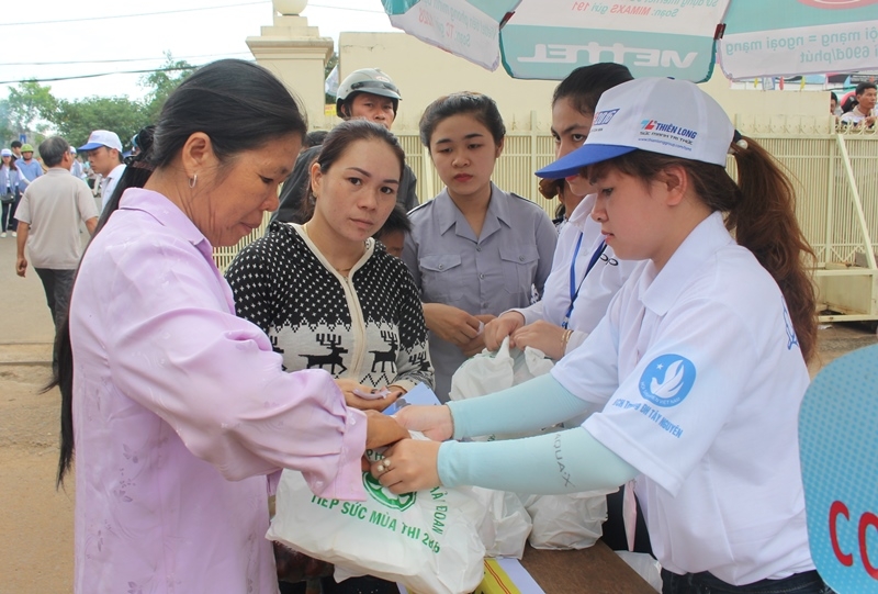 Tình nguyện viên phát cơm miễn phí tại điểm thi Trường Đại học Tây Nguyên