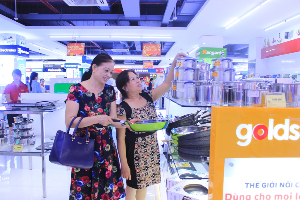 Khách chọn mua hàng hóa tại Vincom Buôn Ma Thuột.