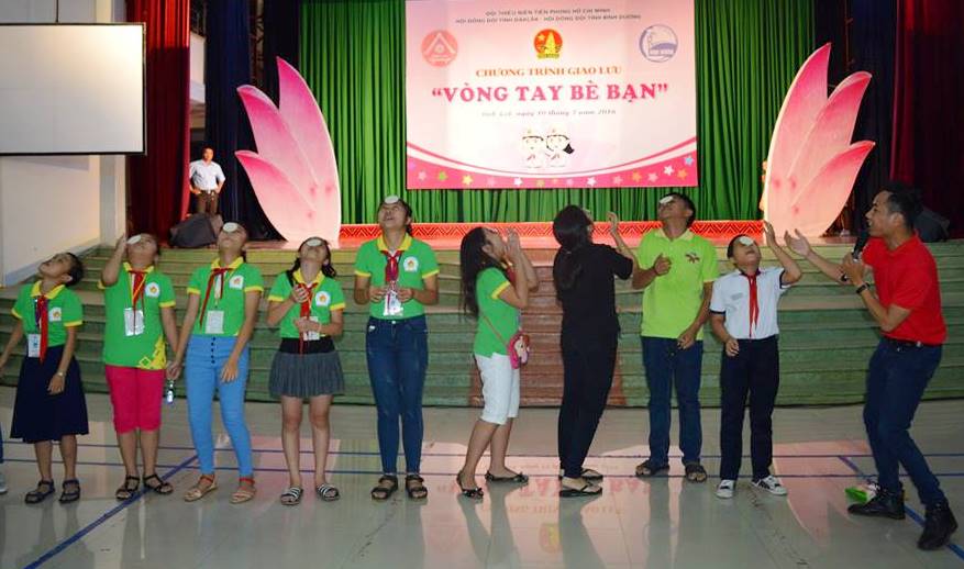 Các en thiếu nhi tỉnh Bình Dương tham gia chơi trò chơi