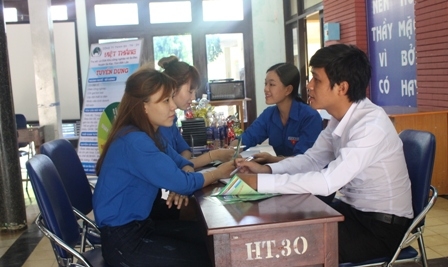 Sinh viên, học sinh tham dự Ngày hội việc làm năm 2016