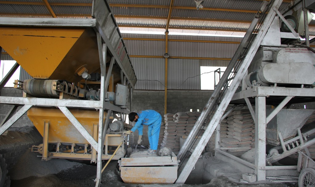 Một cơ sở sản xuất vật liệu xây dựng trong Khu công nghiệp Hòa Phú
