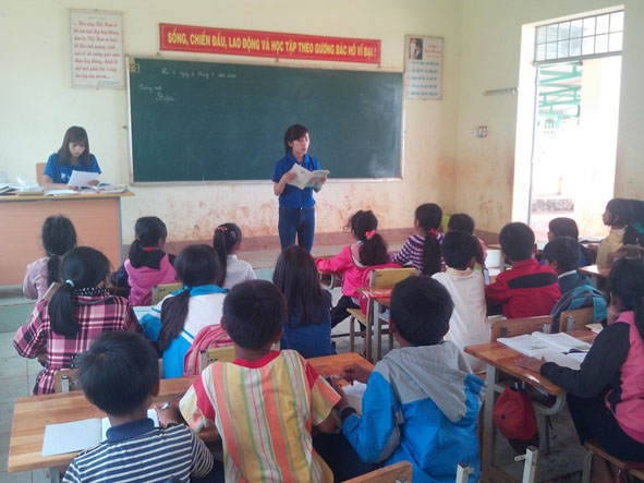 Đội hình TNTN tổ chức ôn tập hè cho các em học sinh tại buôn Trắp.