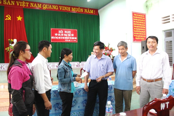 Bí thư Huyện ủy Cư M'gar Nguyễn Thượng Hải (thứ 3 từ phải sang) trao đổi ý kiến với người dân xã Quảng Hiệp.