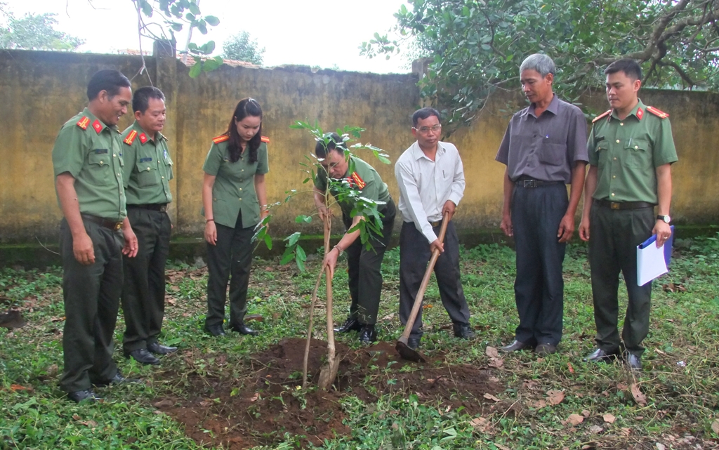 Trồng cây lưu niệm tại địa phương