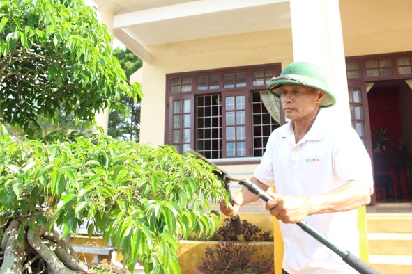 Anh Trần Thiện Thắng chăm sóc cây cảnh tại khuôn viên Nghĩa trang Liệt sỹ tỉnh.