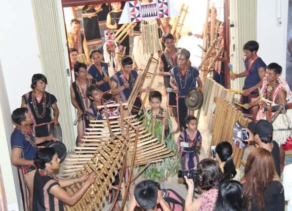 Cồng chiêng còn hiện diện tại những điểm văn hóa công cộng (Bảo tàng, khu du lịch vui chơi giải trí...)