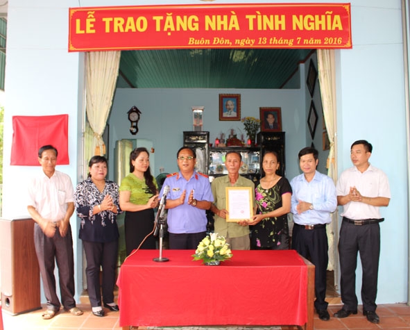Ông Trần Đình Sơn, Viện trưởng  Viện KSND tỉnh và nhà tài trợ trao nhà Tình nghĩa  tặng gia đình ông Đặng Vũ Hùng. 