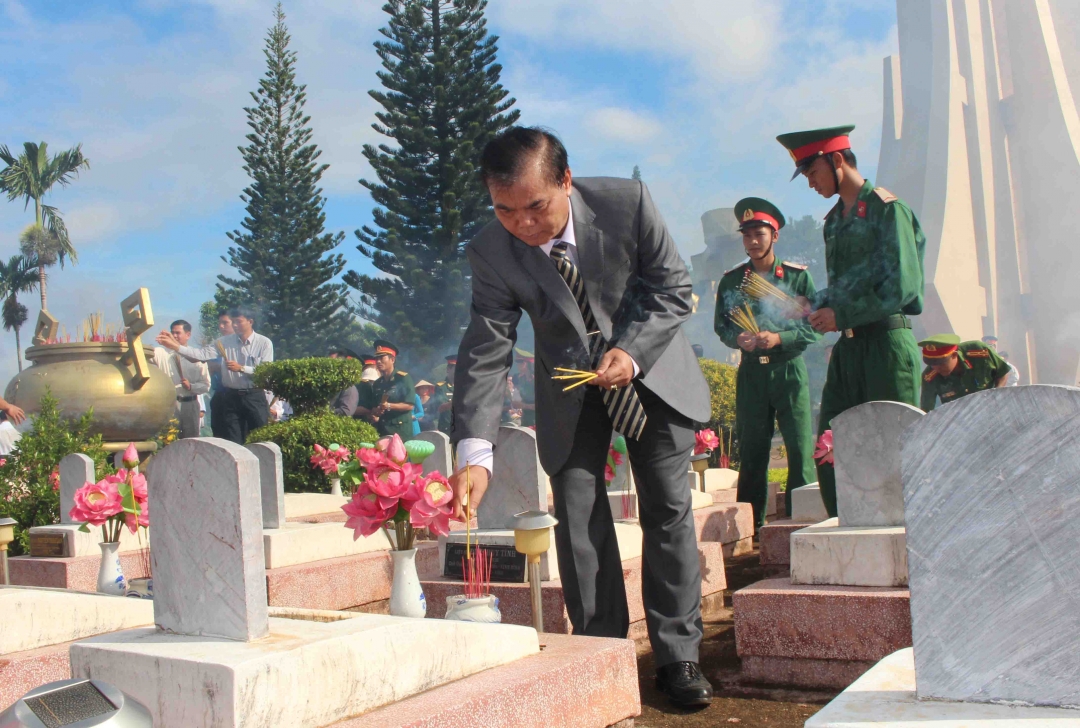 Bí thư Tỉnh ủy Êban Y Phu dâng hương 