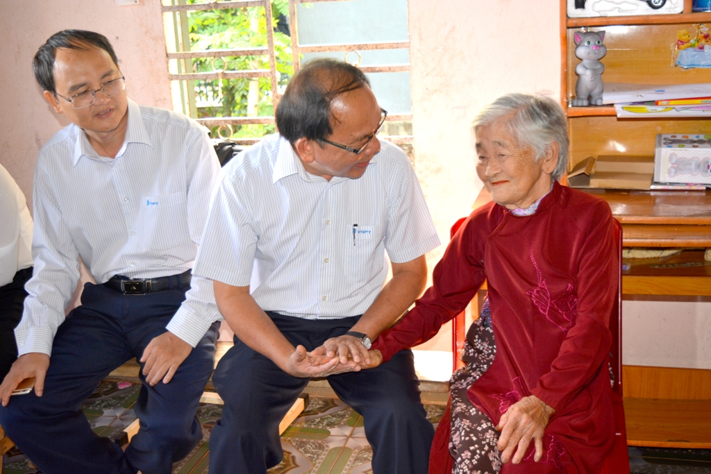 Lãnh đạo Công ty Viễn thông Đắk Lắk thăm hỏi, động viên  Mẹ VNAH Nguyễn Thị Tùng (xã Ea Phê, Krông Pắc).