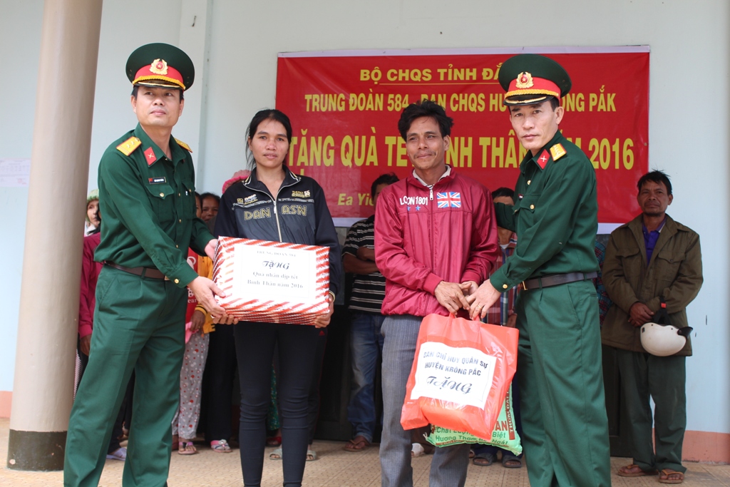 ... và tặng quà các hộ gia đình có hoàn cảnh khó khăn ở xã Ea Yiêng (huyện Krông Pắc)