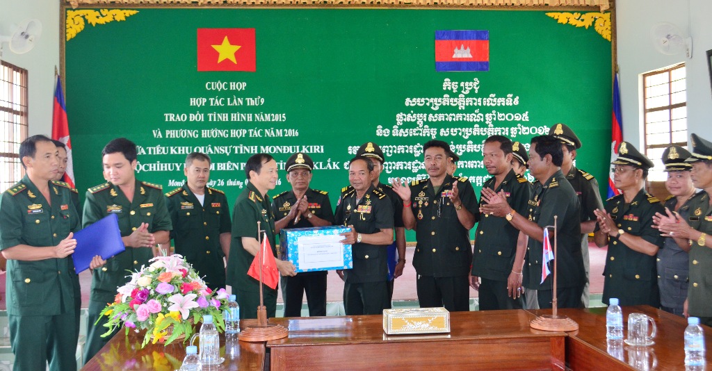 Bộ đội Biên phòng tỉnh Đắk Lắk tặng quà lãnh đạo Tiểu khu Quân sự tỉnh Mundulkiri.