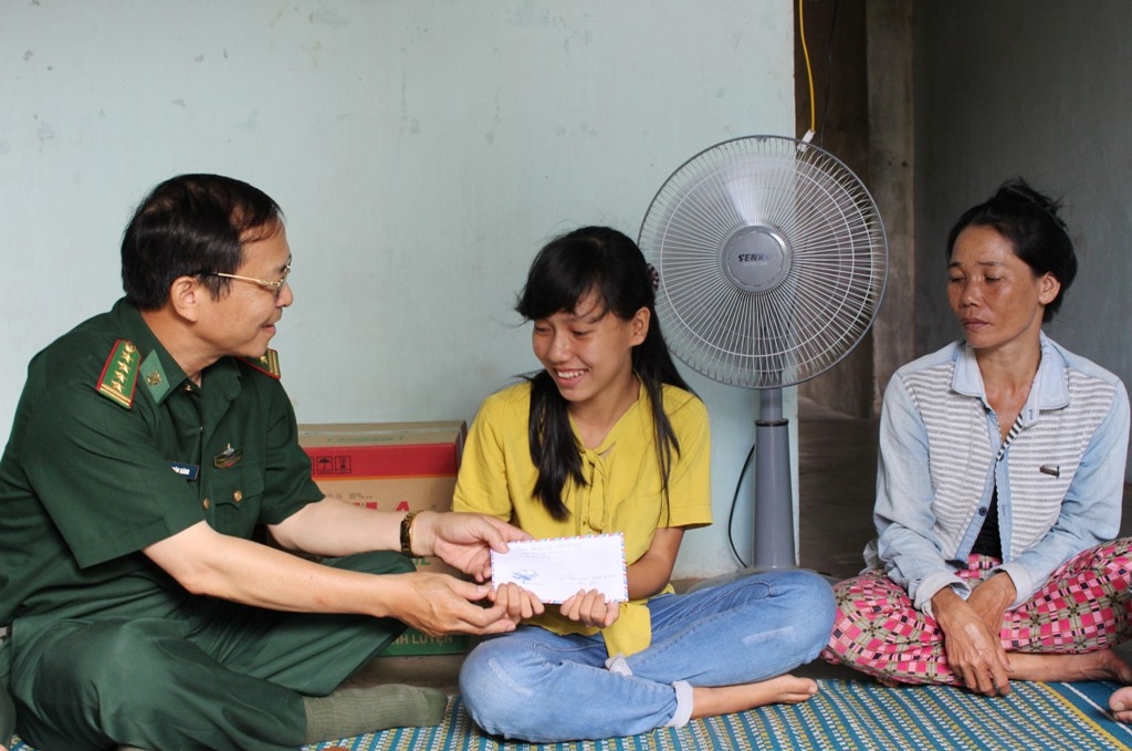 Đại tá Lê Xuân Đáng, Phó Chính ủy Bộ đội Biên phòng tỉnh đến thăm, động viên em Đỗ Thị Thanh Kiều.