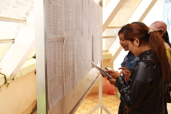 Thí sinh tìm hiểu thông tin trước khi viết vào phiếu đăng ký xét tuyển đại học năm 2016 tại Trường Đại học Tây Nguyên.