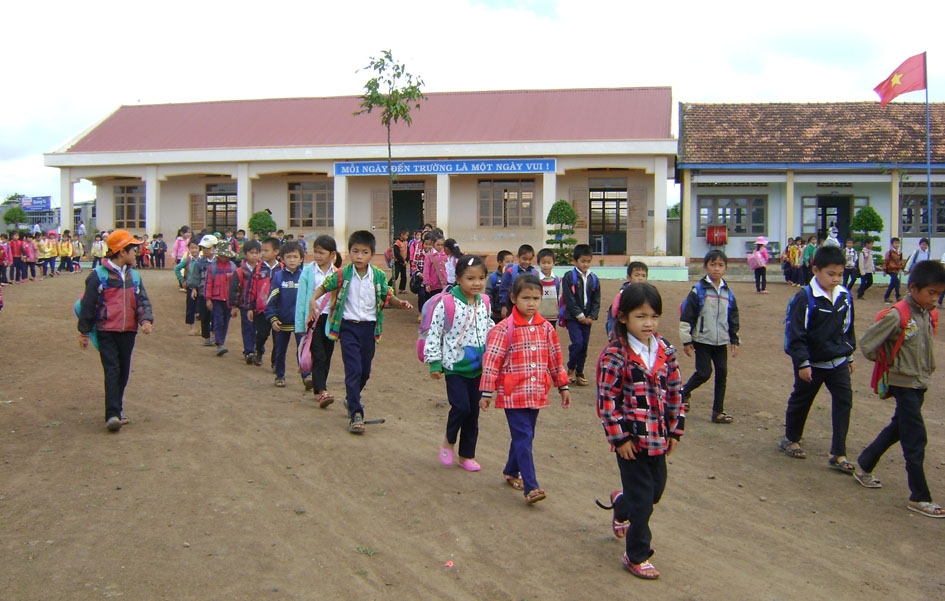 Thầy và trò Trường Tiểu học La Văn Cầu (xã Ea Sar, huyện Ea Kar) nỗ lực xây dựng “Trường học thân thiện, học sinh tích cực”.